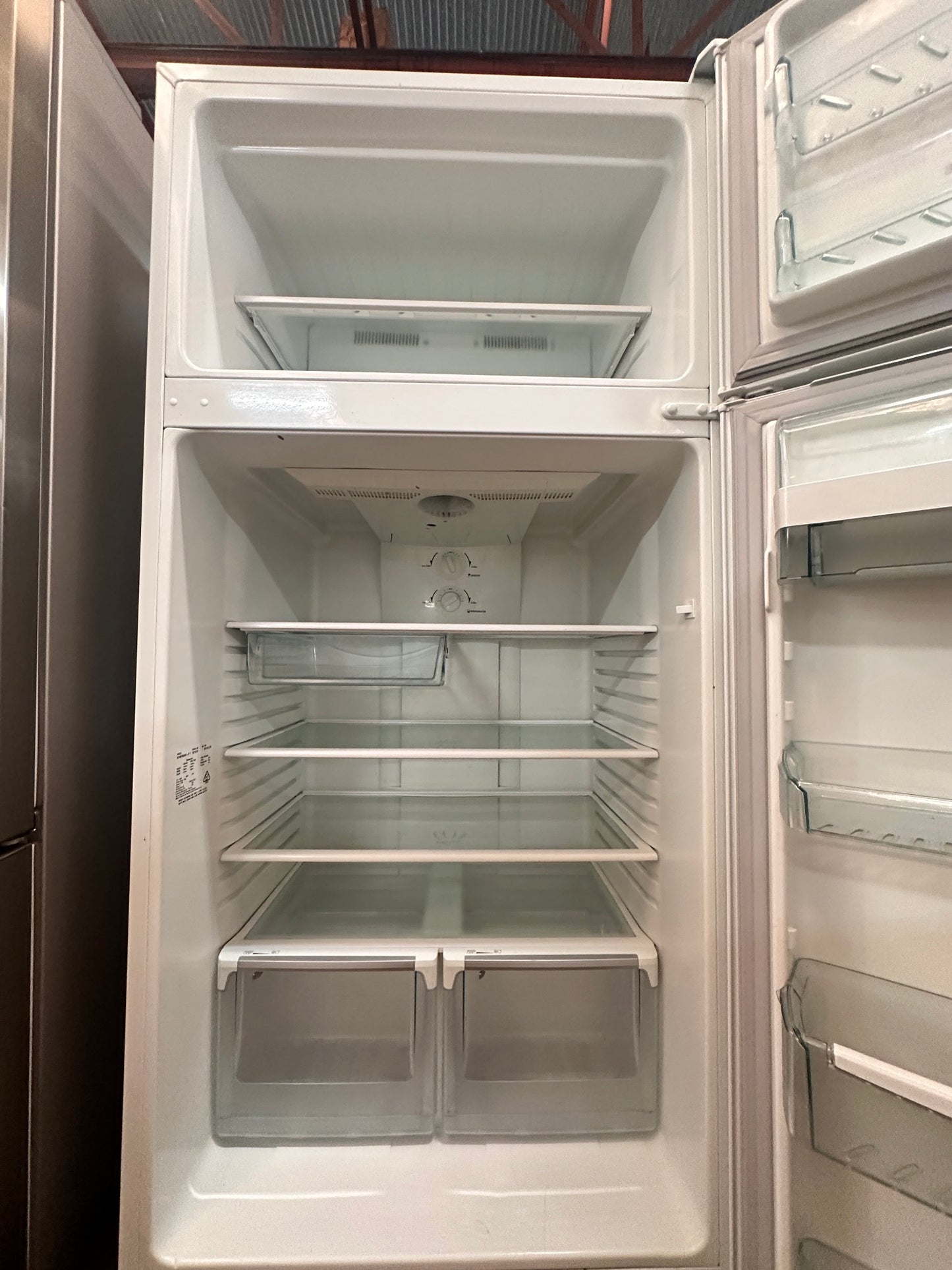 Westinghouse Top Mount Fridge Freezer 520L WTM5200WB-R*7