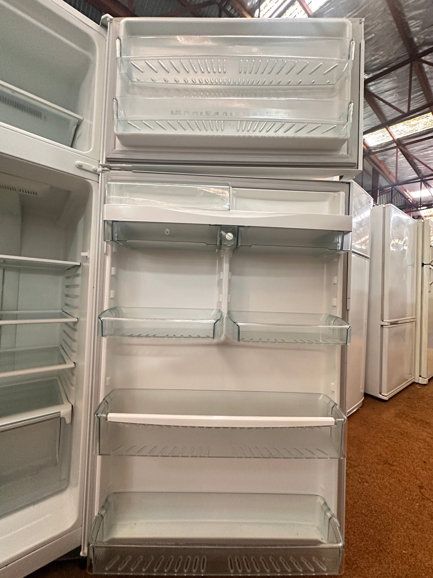 Westinghouse Top Mount Fridge Freezer 520L WTM5200WB-R*7