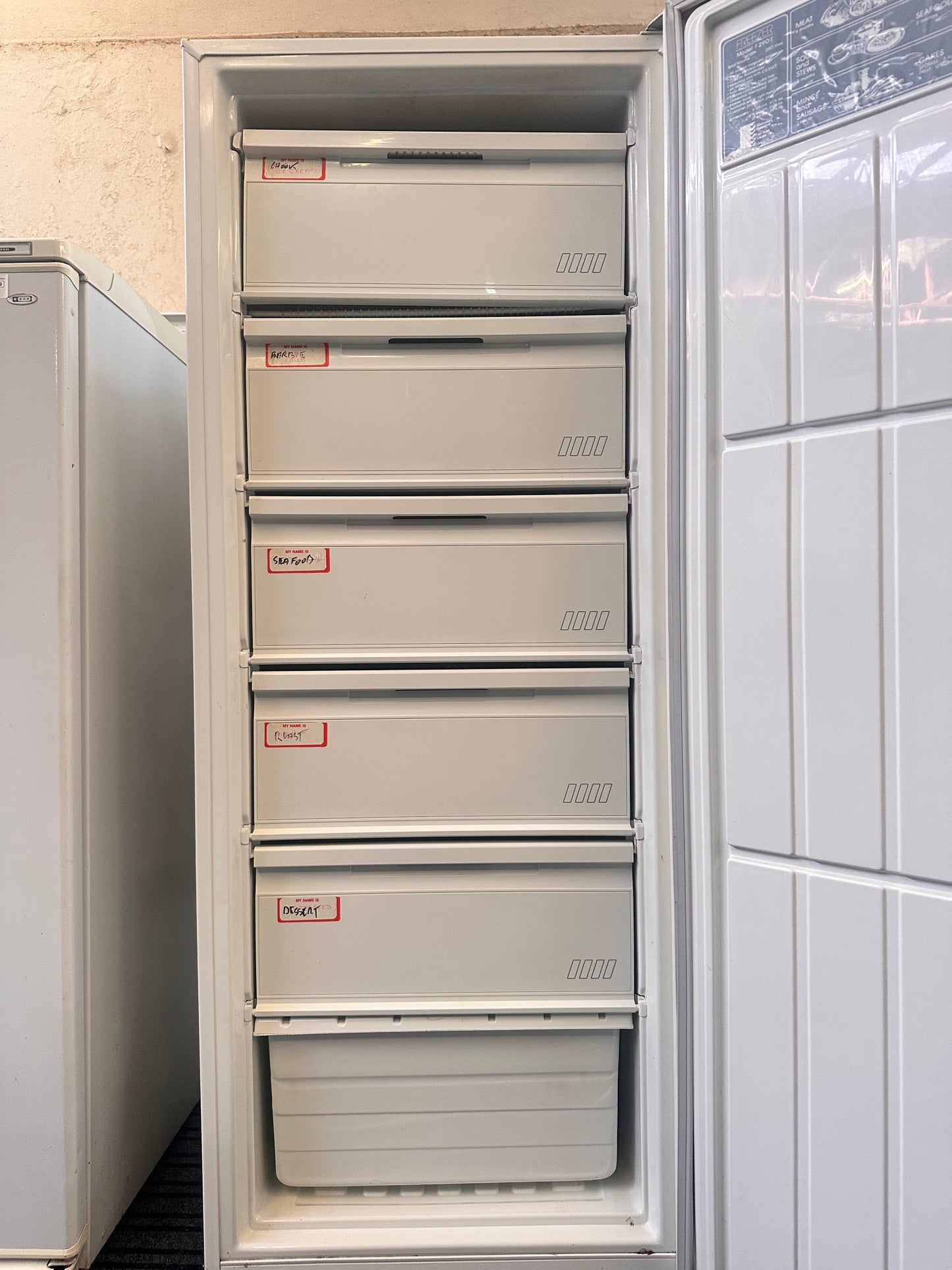 Kelvinator Freestanding Freezer 290L F290T