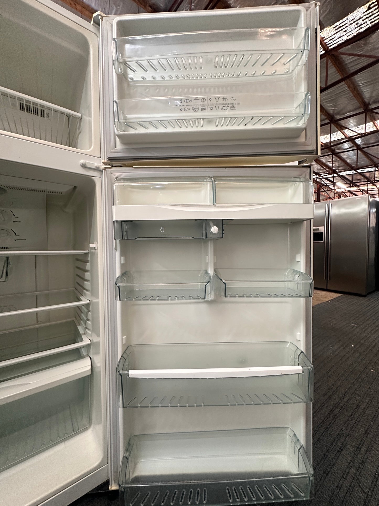 Westinghouse Top Mount Fridge Freezer 416L RJ422