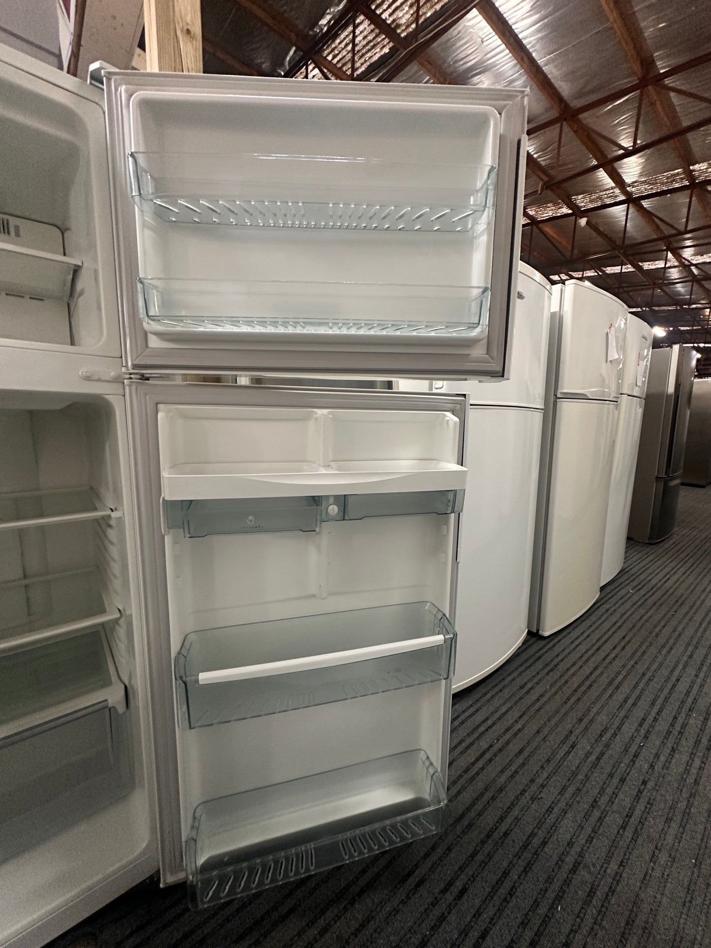 Westinghouse Top Mount Fridge Freezer 420L WTM4200W
