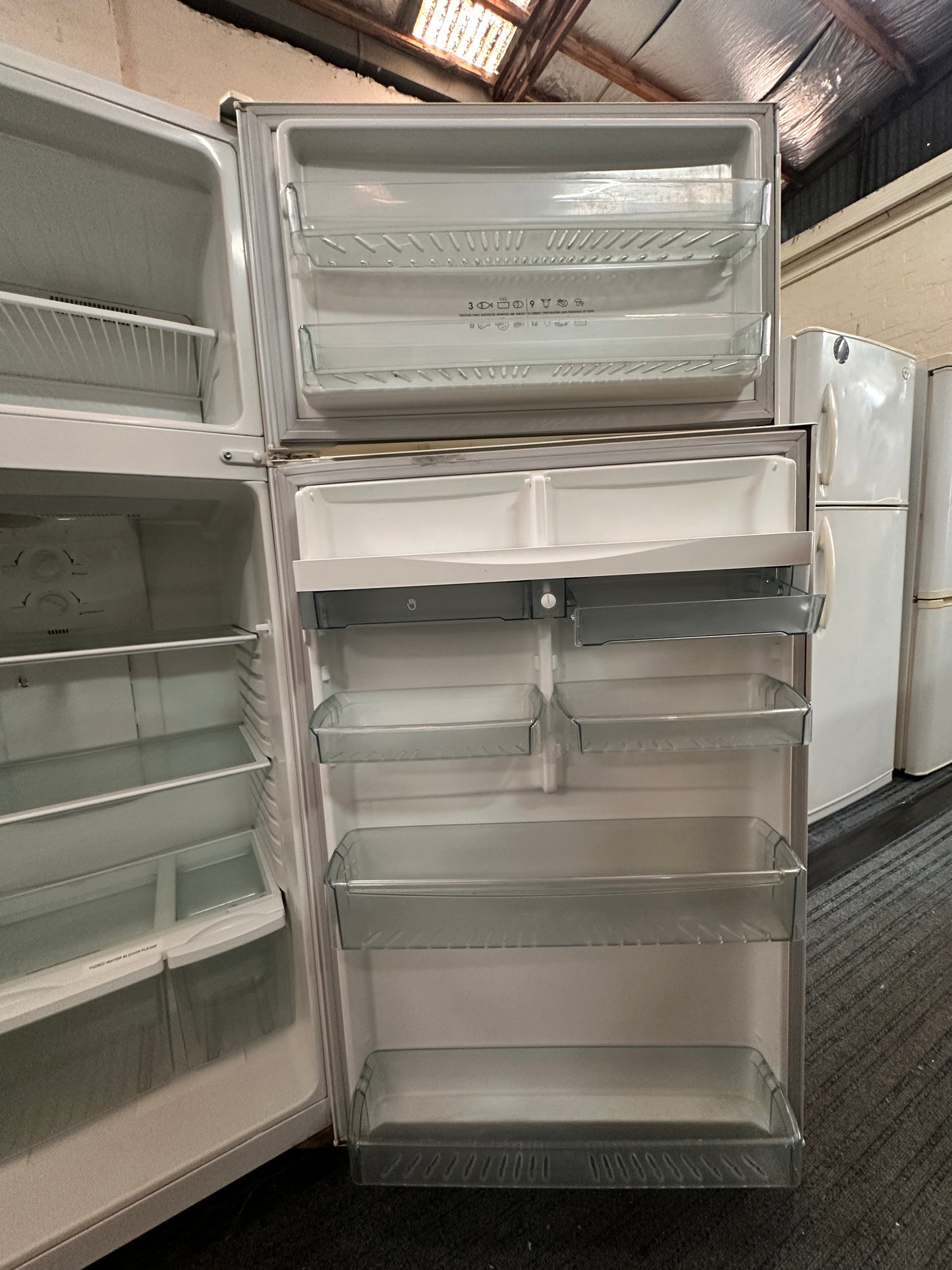Westinghouse Top Mount Fridge Freezer 517L RJ522V-R