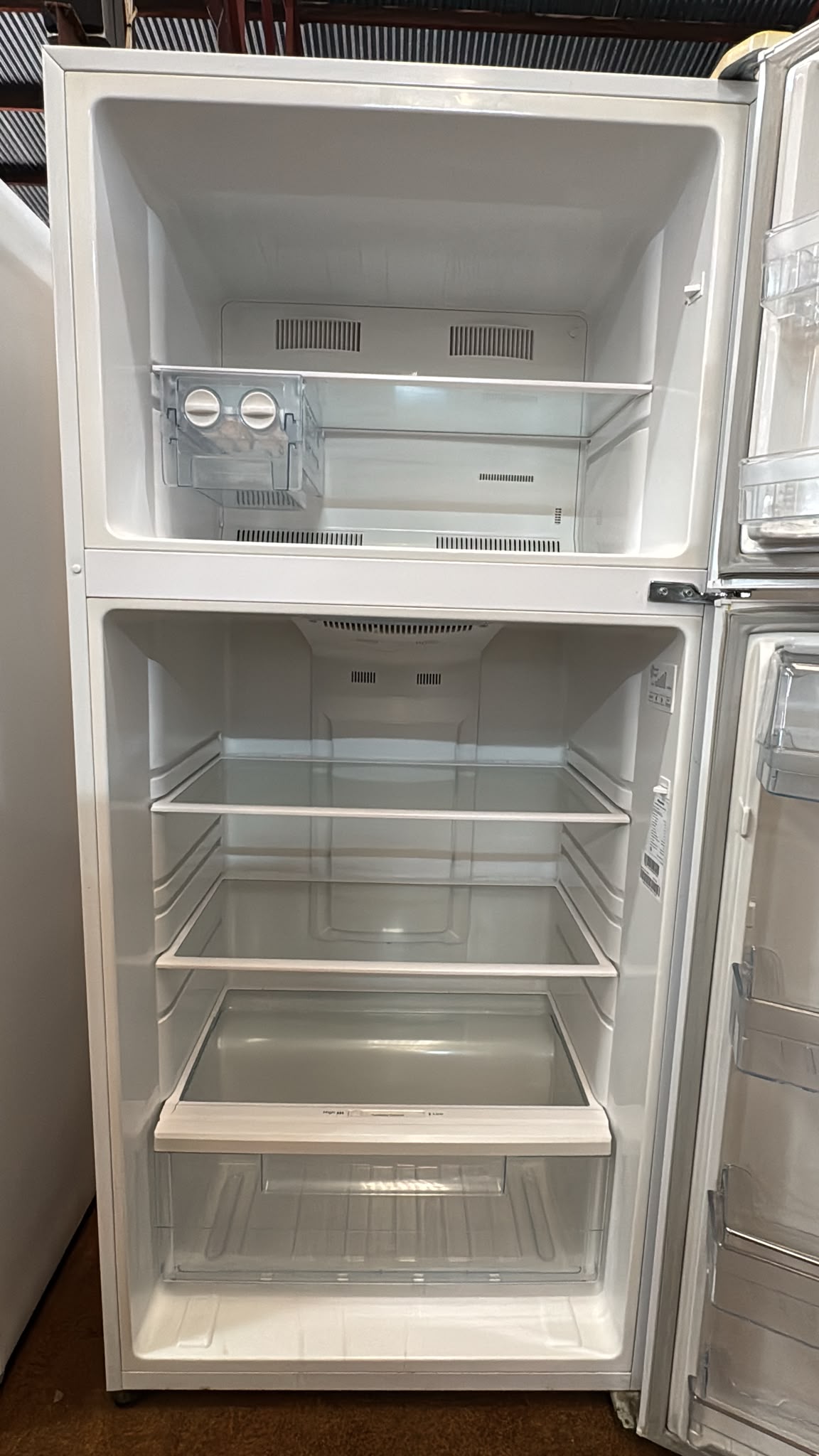 Hisense Top Mount Fridge Freezer 526L, HR6TFF527 (33417)