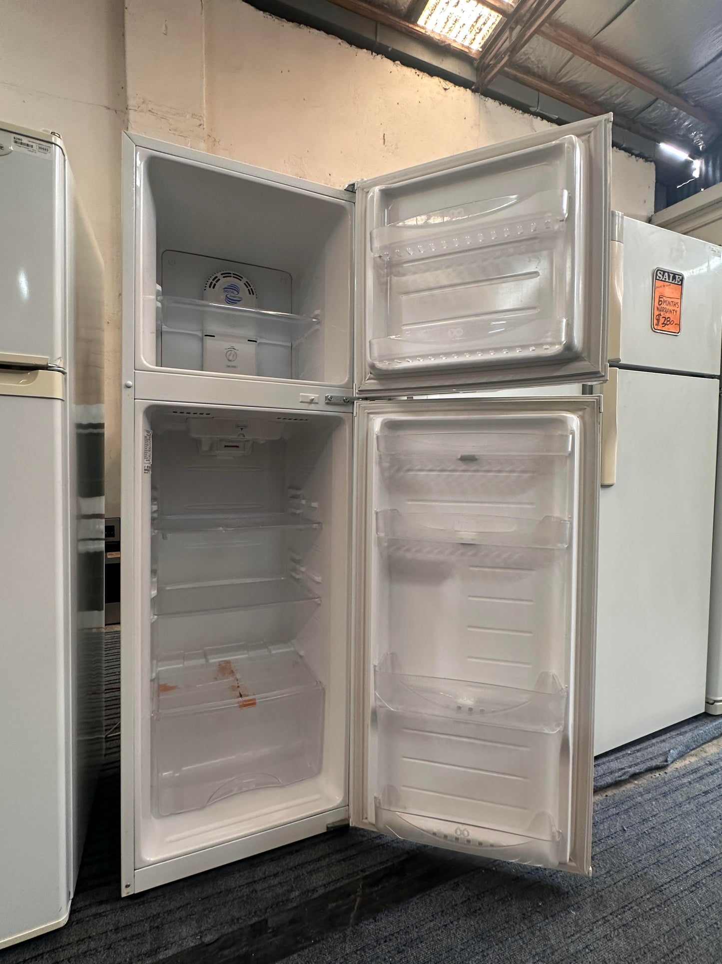 DAEWOO Top Mount Fridge Freezer 246L FR-291W