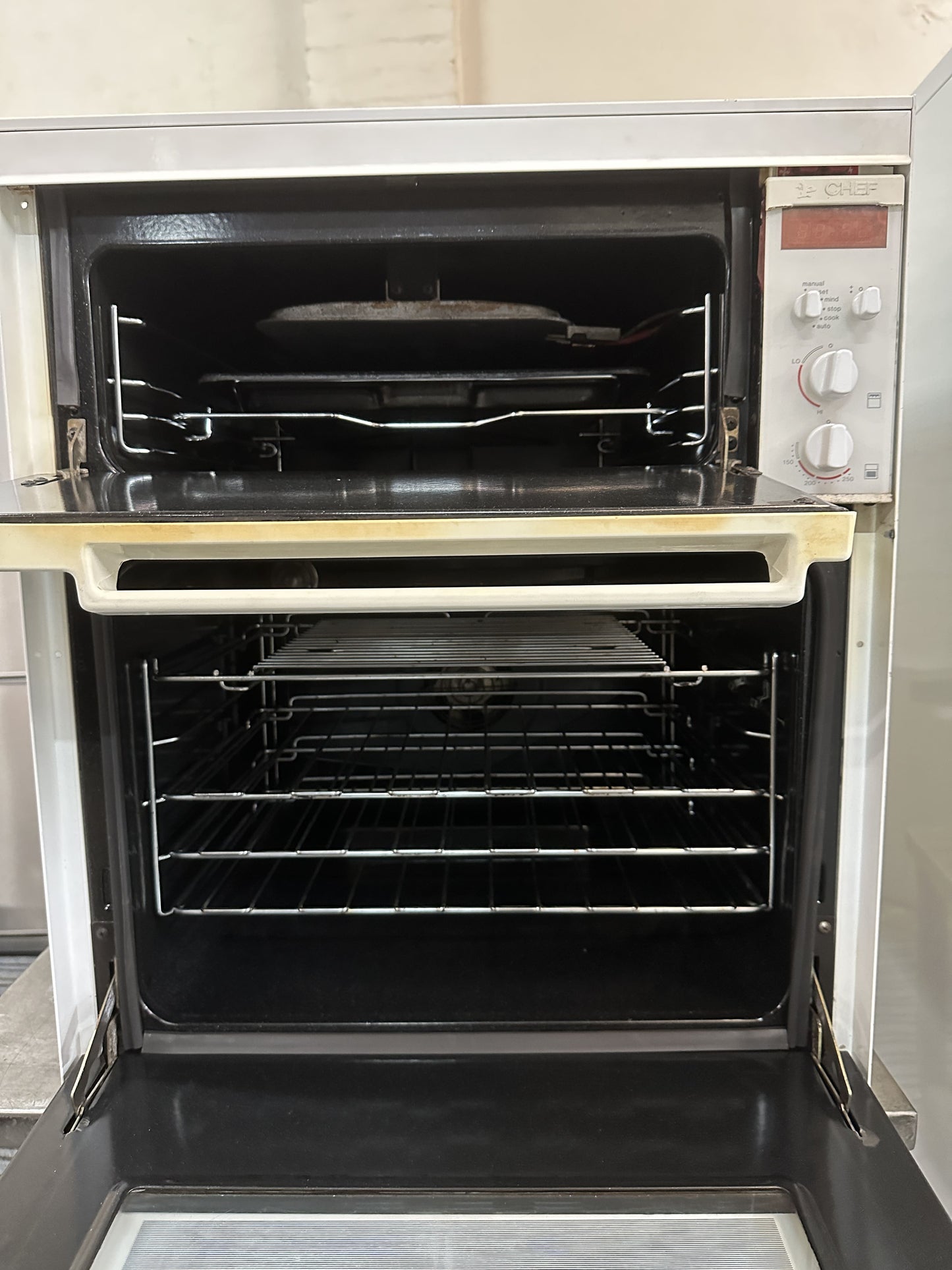 Chef Natural Gas Underbench Oven 600