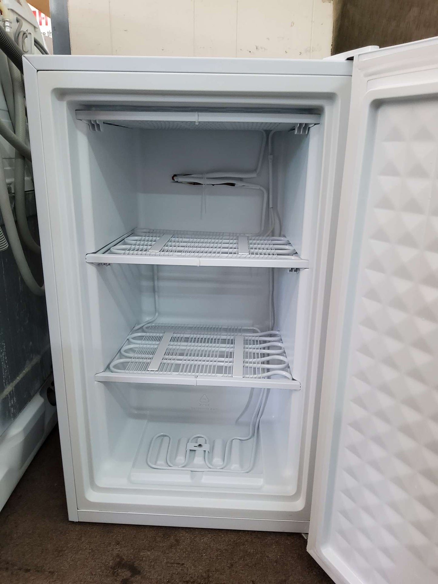 Esatto Bar Freezer 84L EUF92W