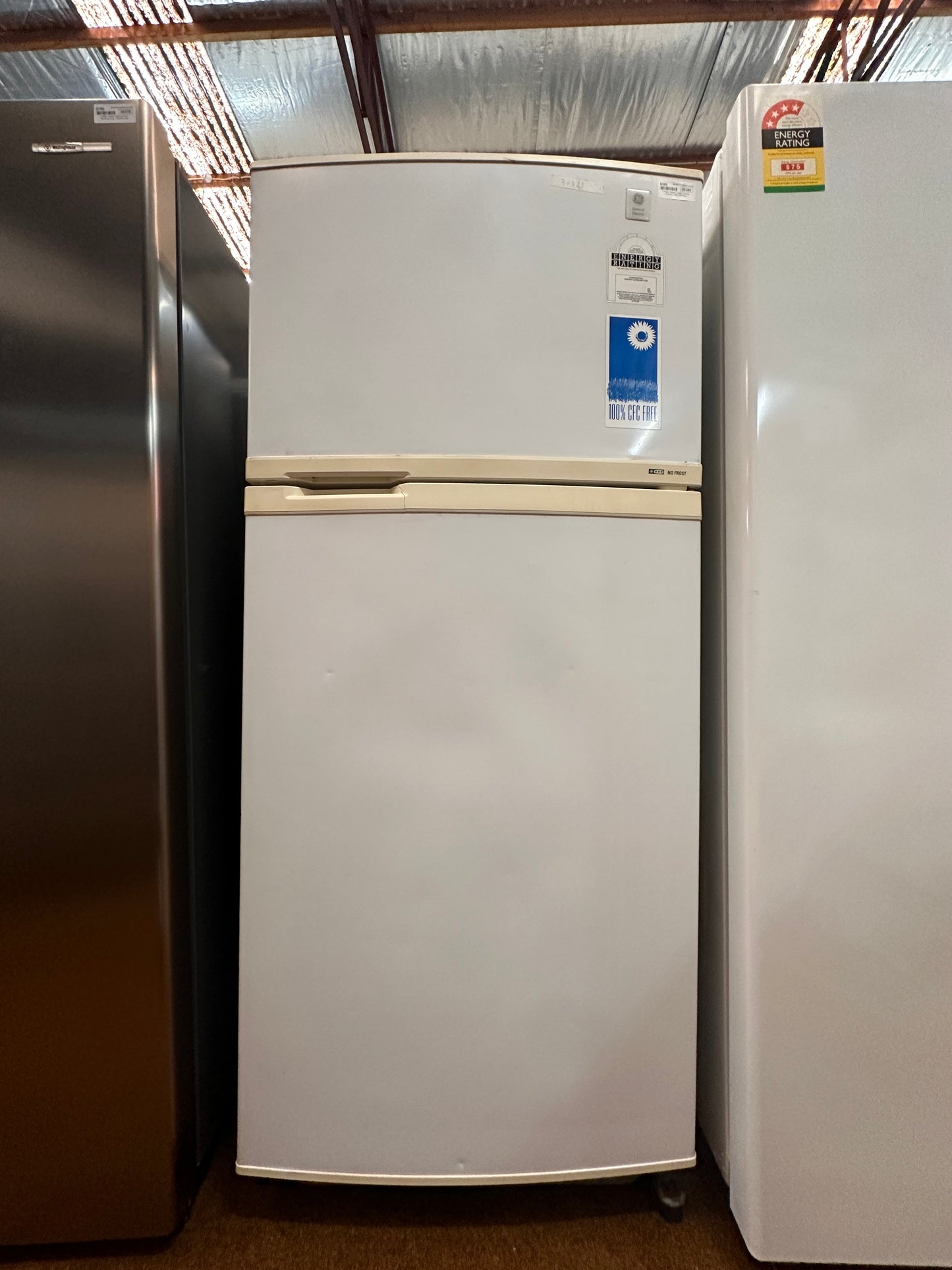 General Electric Top Mount Fridge Freezer TBR12ANTRWH