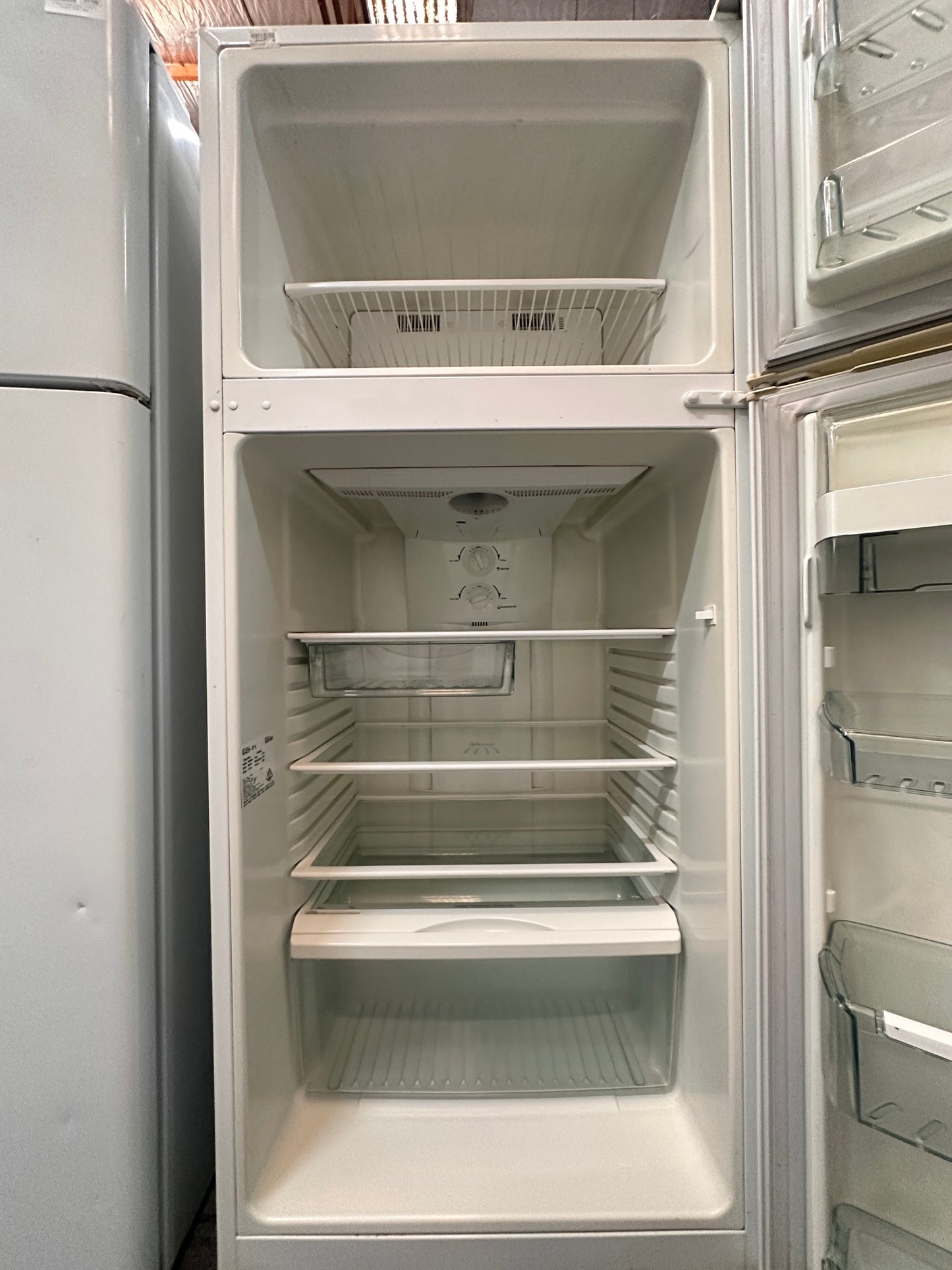 Westinghouse Top Mount Fridge Freezer 416L RJ422