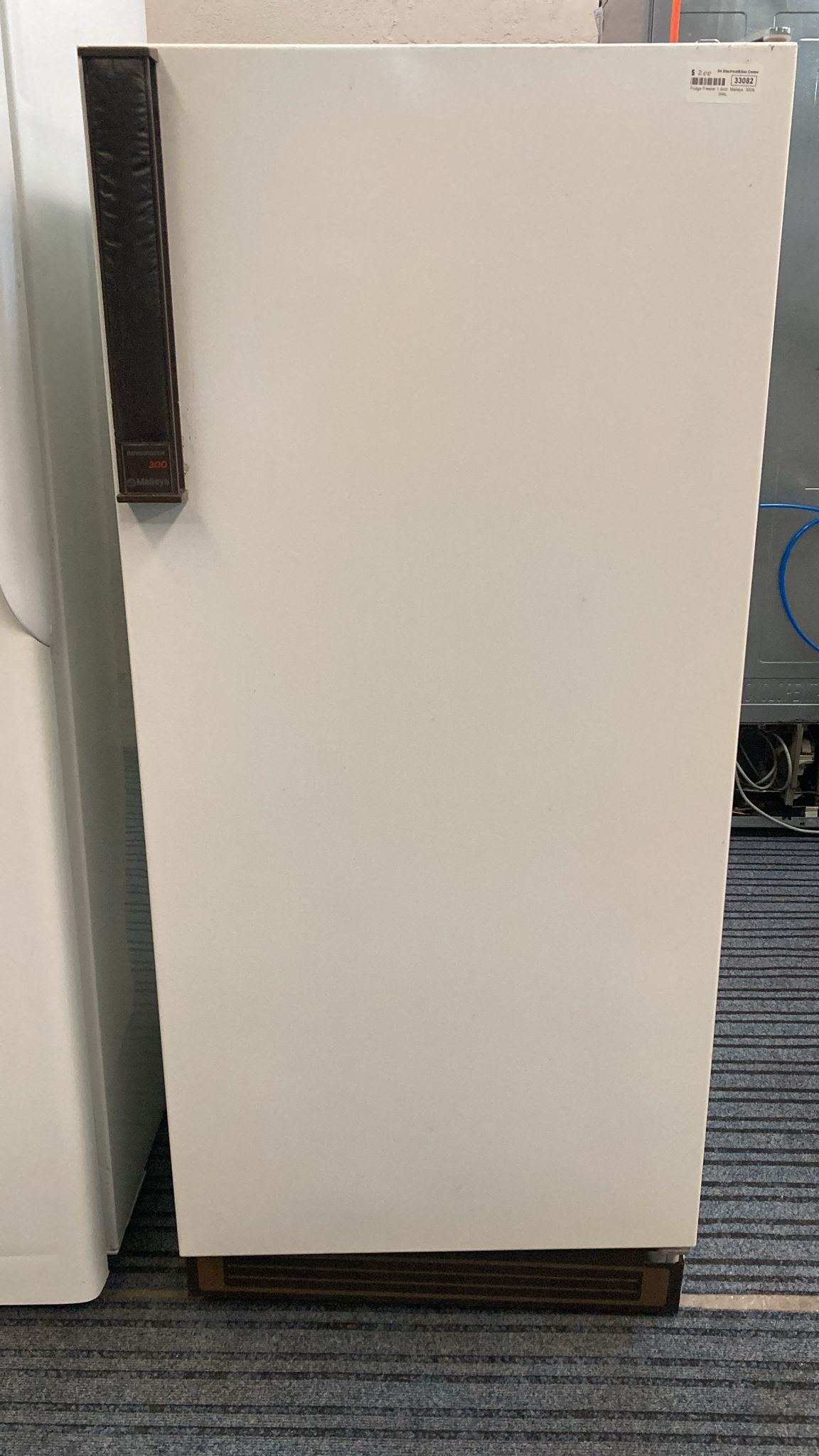Malleys Single Door Fridge Freezer 300L, (33082)