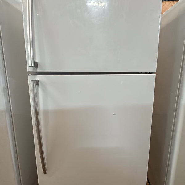 Hisense Top Mount Fridge Freezer 526L, HR6TFF527 (33417)