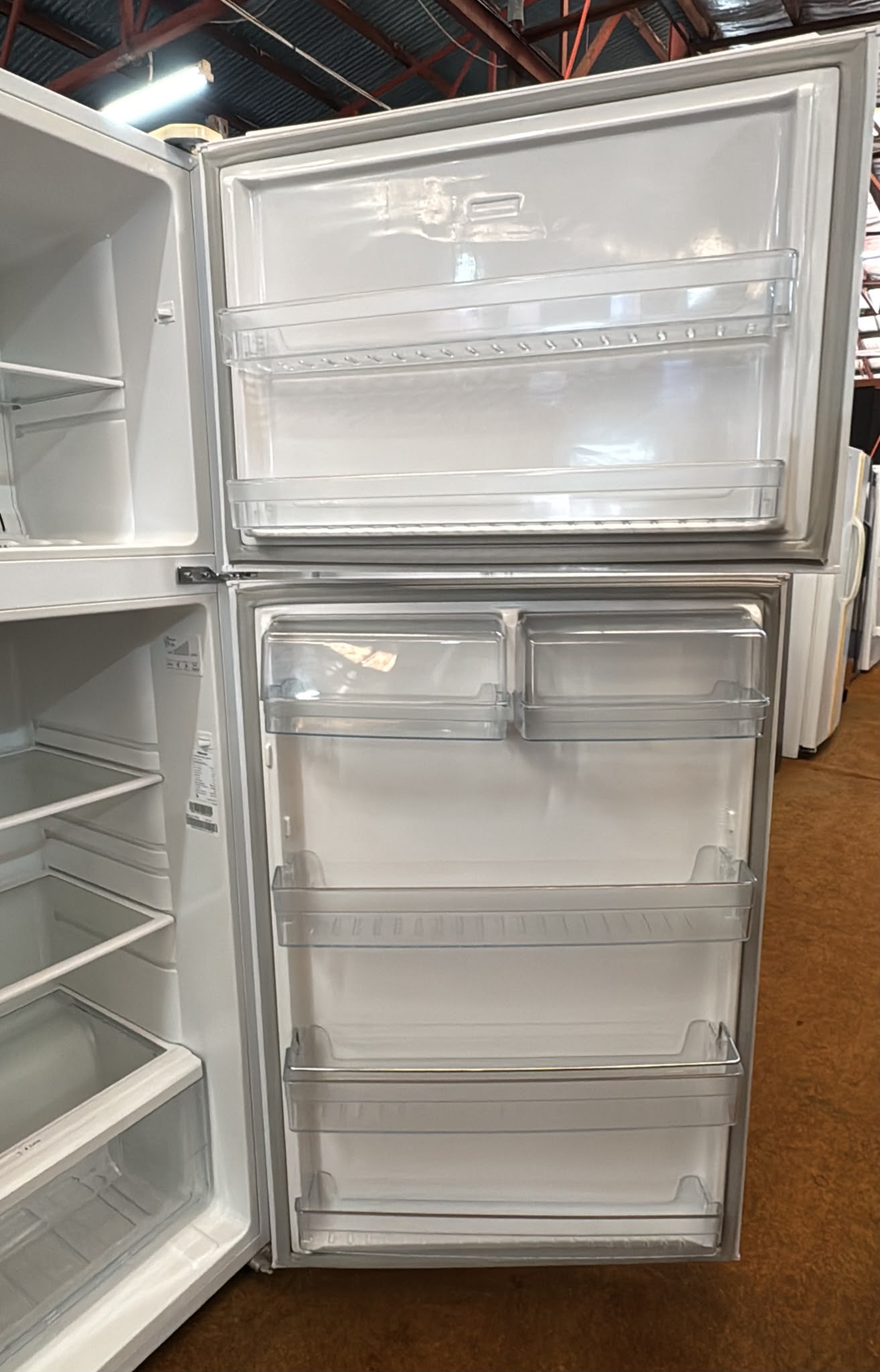Hisense Top Mount Fridge Freezer 526L, HR6TFF527 (33417)