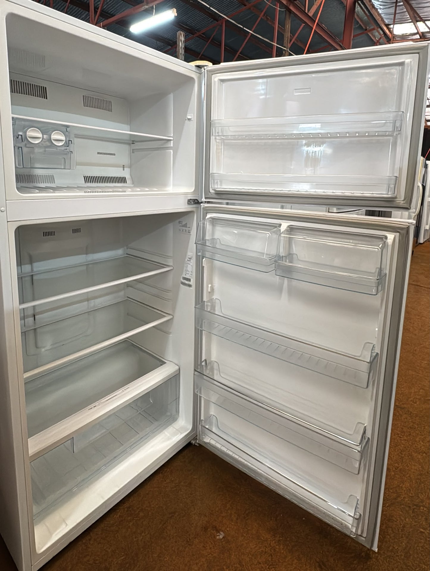 Hisense Top Mount Fridge Freezer 526L, HR6TFF527 (33417)