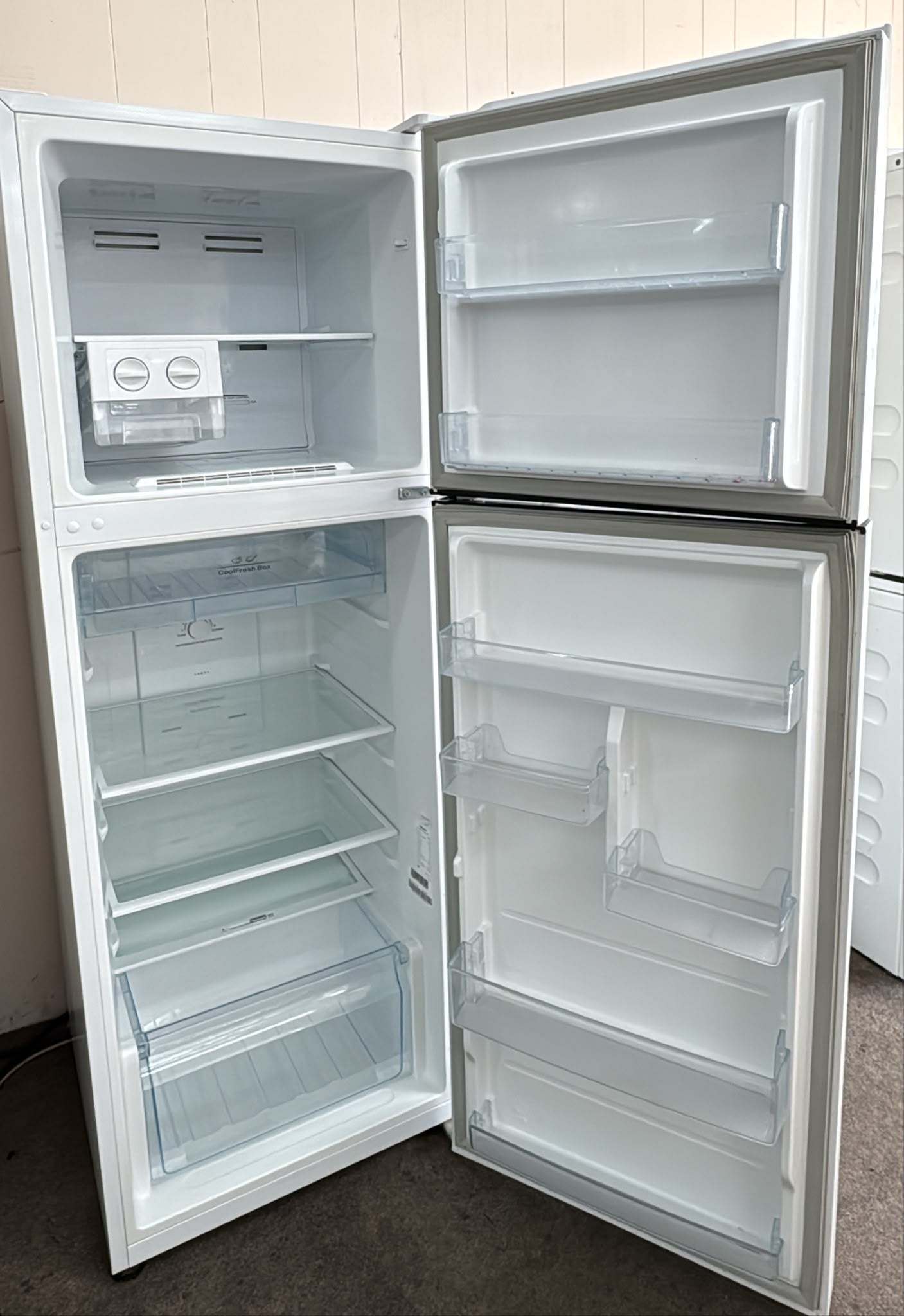 Hisense Top Mount Fridge Freezer 350L, HR6TFF350 (33539)