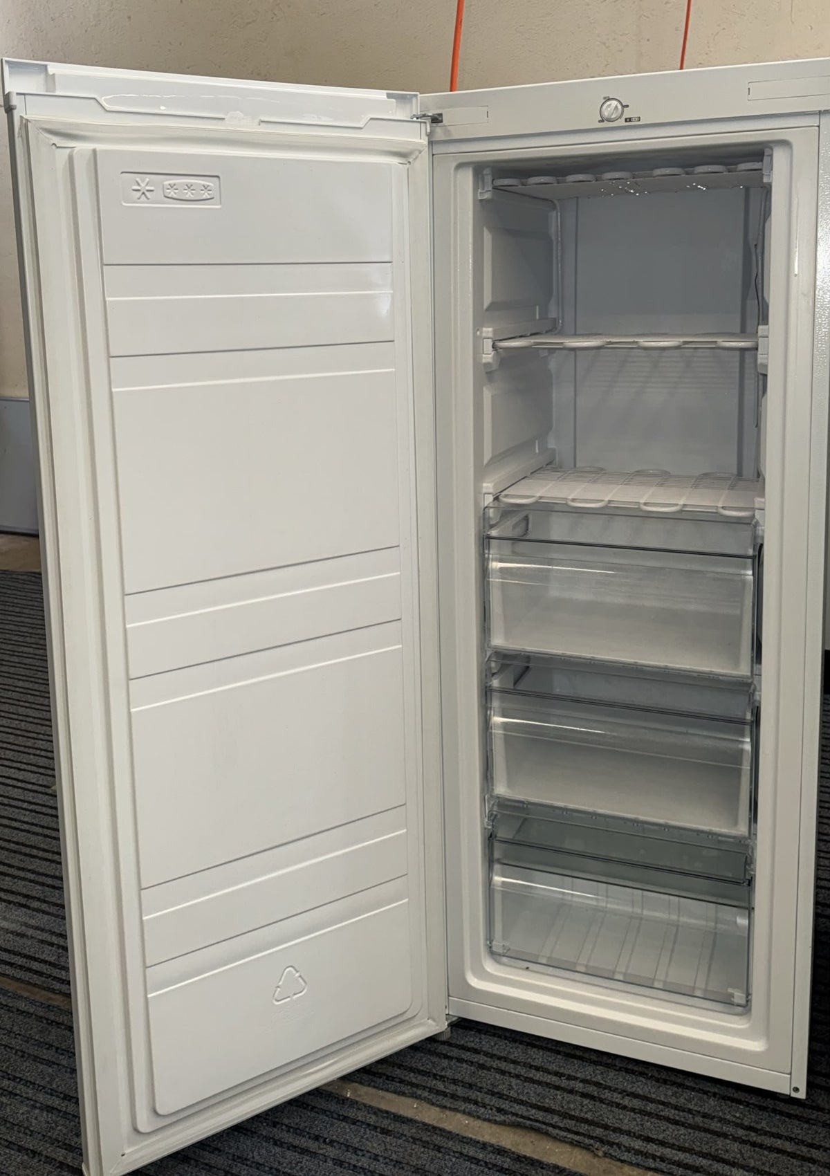 Husky Upright Freezer 172L, HUS172VFWH (33670)