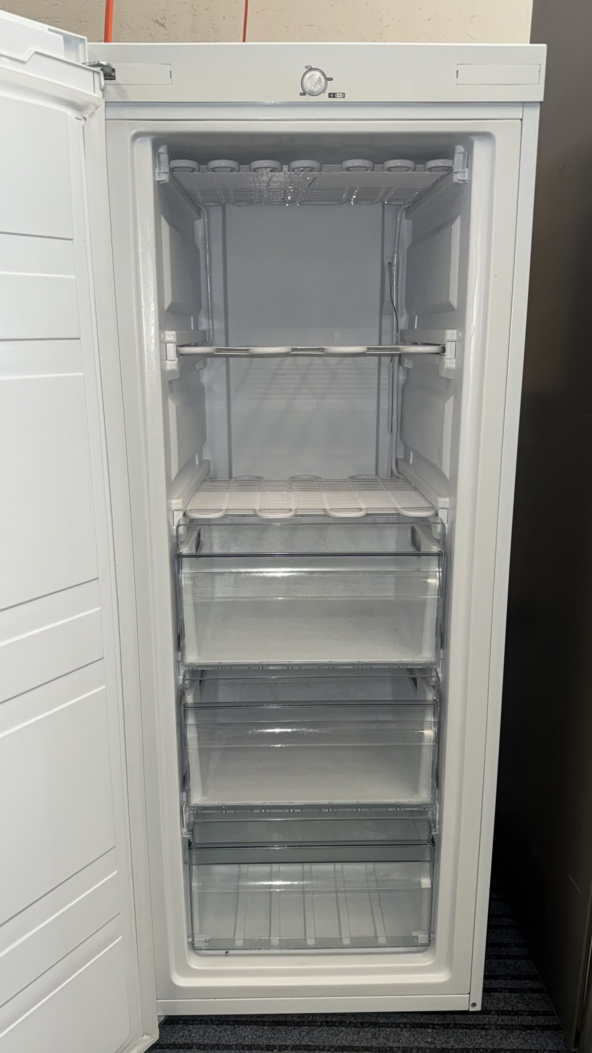 Husky Upright Freezer 172L, HUS172VFWH (33670)