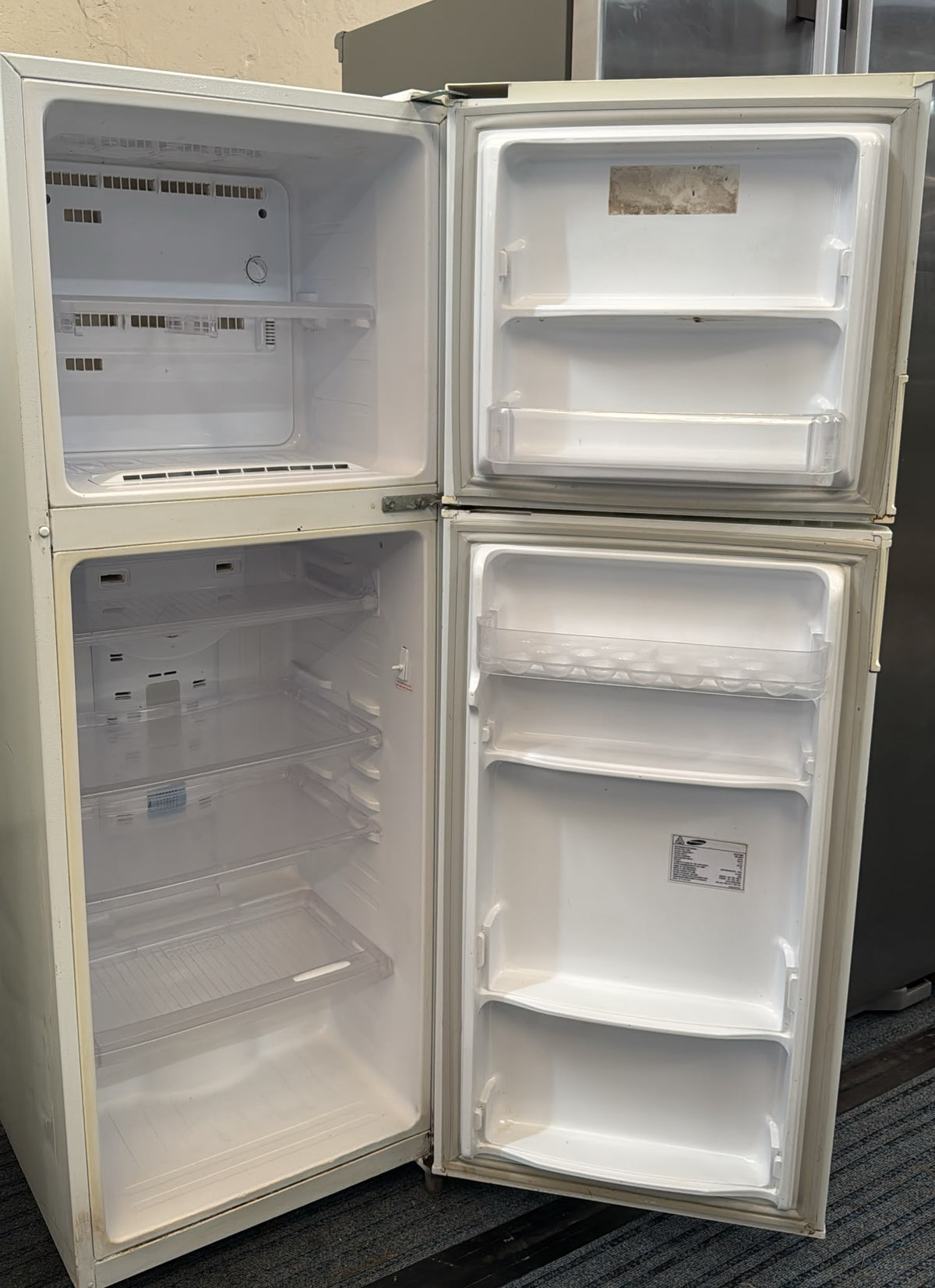 Samsung 238L Fridge Freezer Top Mount (33779)