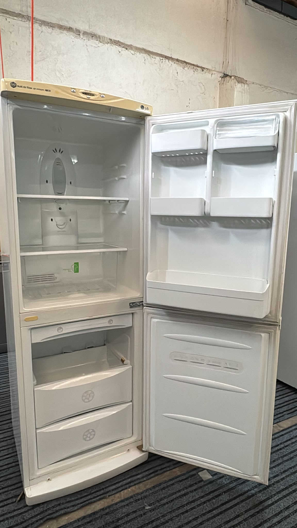 LG Bottom Mount Fridge Freezer 350L (33788)