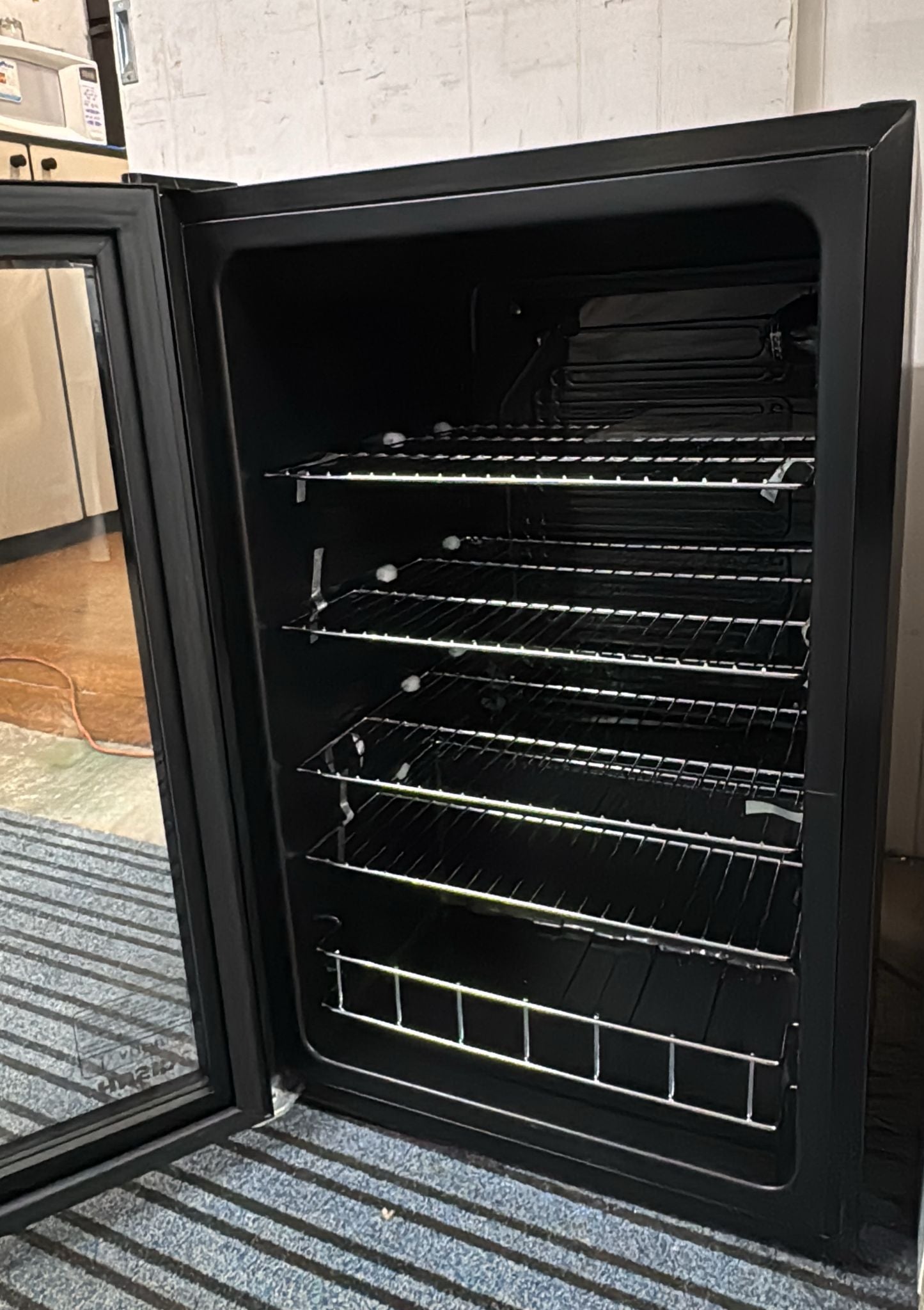 Husky Wine Cooler 130L, HUS130NBLK (32914)
